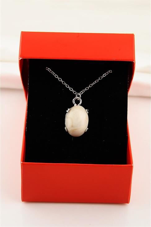 Kutulu Kırık Beyaz Renkli Boncuklu Zincirli Kolye