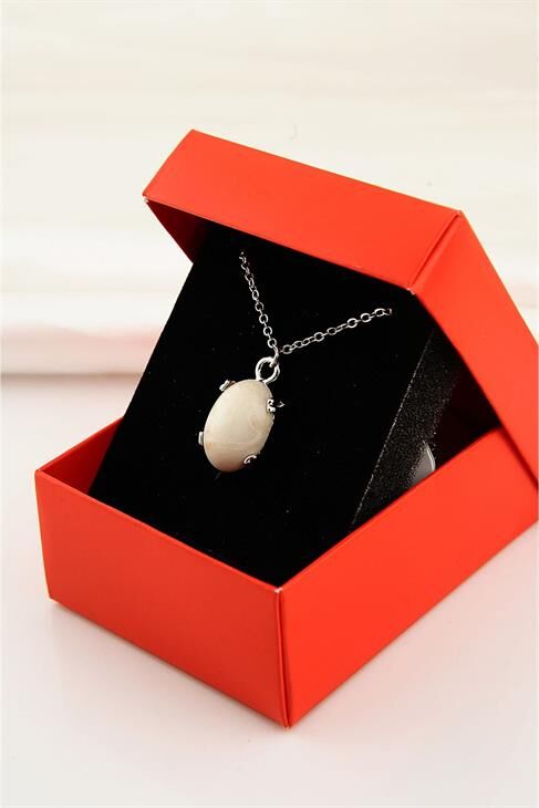 Kutulu Kırık Beyaz Renkli Boncuklu Zincirli Kolye