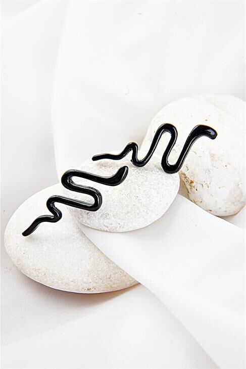 Yılan Tasarımlı Siyah Renkli Vidalı Küpe