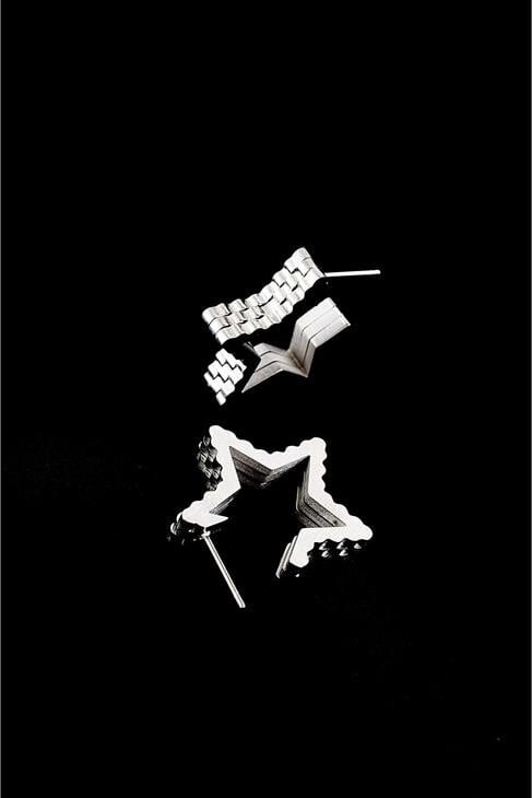 Yıldız Tasarımlı Gold ve Gümüş Renkleri Çelik Vidalı Küpe