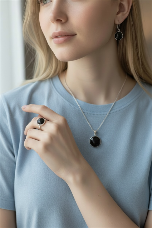 EUROMODA ÖZEL TASARIMLI 925 AYAR GÜMÜŞ  YUVARLAK SİYAH TAŞLI TAKIM