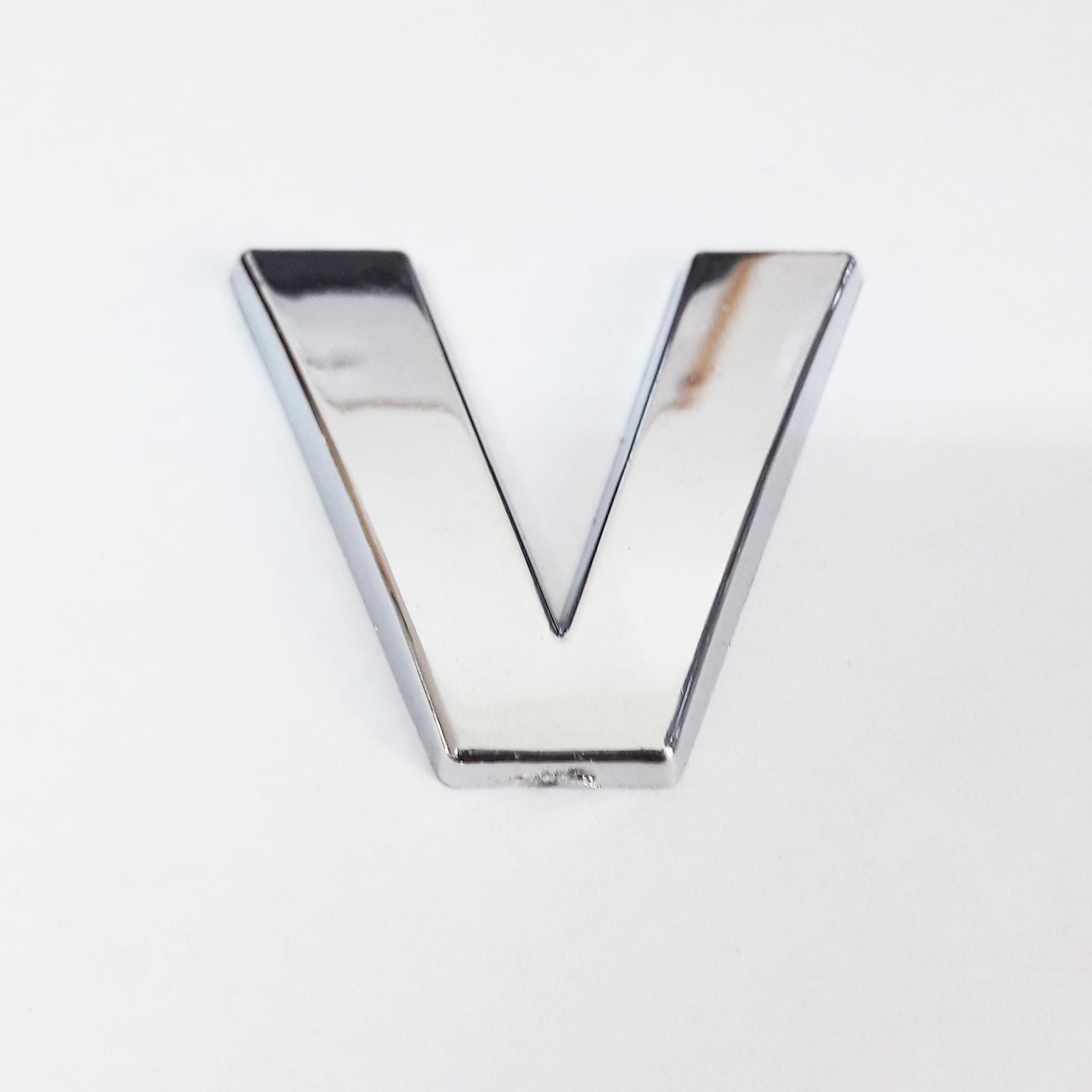 Cemax V Harfi  3,75 Cm Krom Yapışkanlı