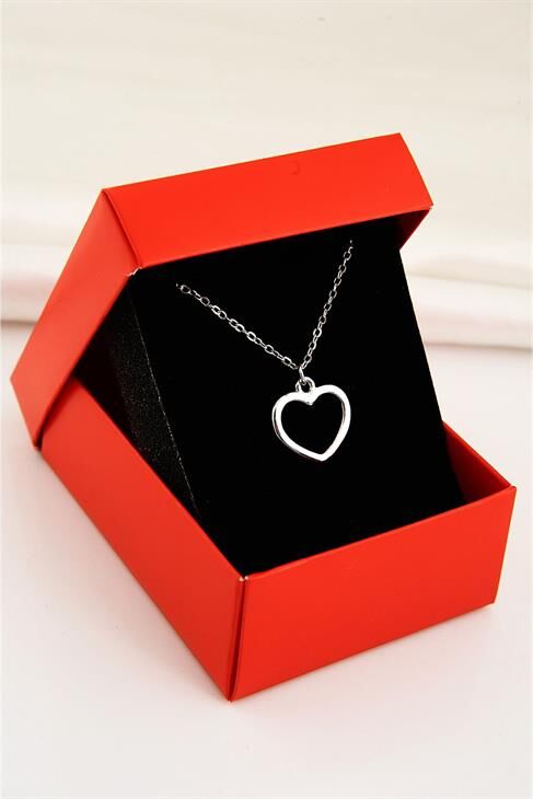 Kutulu Kalp Tasarımlı Gümüş Renkli Zincrili Kolye