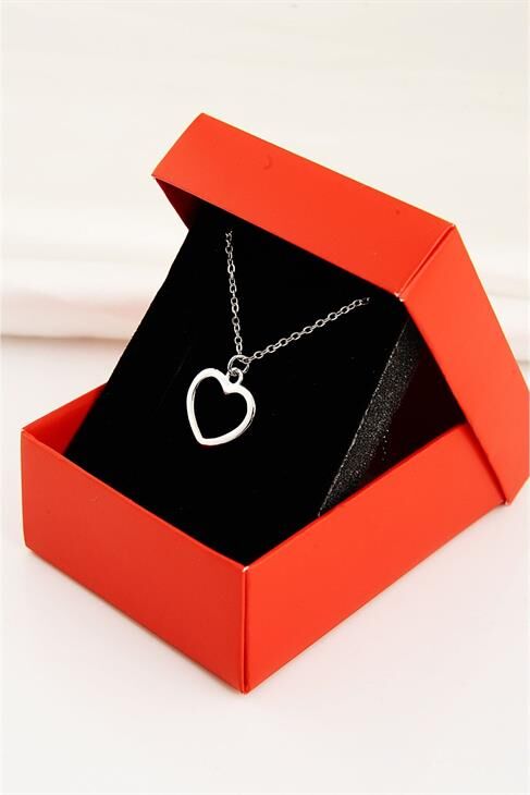Kutulu Kalp Tasarımlı Gümüş Renkli Zincrili Kolye