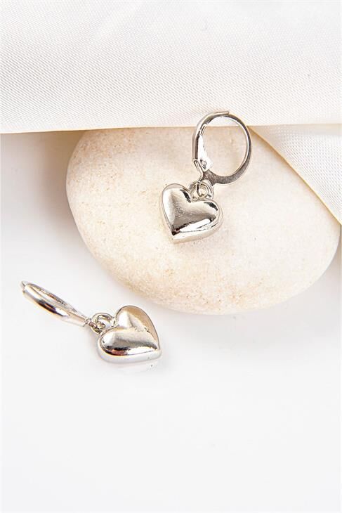 Kalp Tasarımlı Gümüş Renkli Sallantılı Küpe