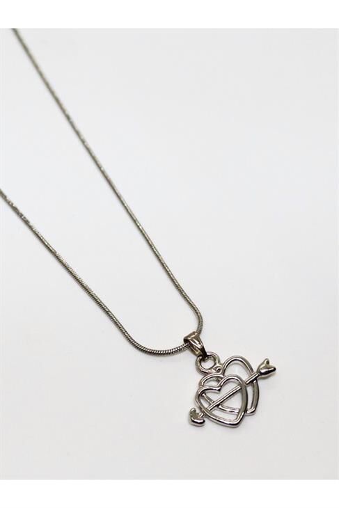 Kalbe Atılmış Ok Tasarımlı Gümüş Renkli Kolye