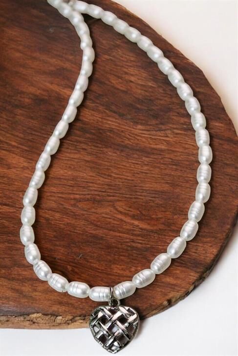 Desenli İncili Kalp Tasarımlı Gümüş Kaplamalı İnci Kolye