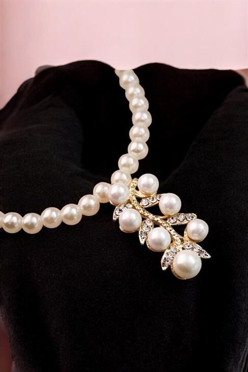 Desenli İncili Büyük Çiçekli Tasarımlı Gümüş Kaplamalı İnci Kolye