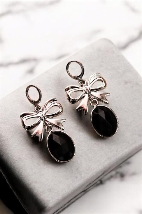 Fiyonk Tasarımlı Siyah ve Beyaz Taşlı Sallantılı Küpe