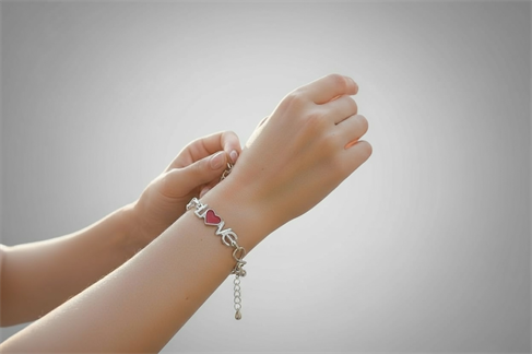 ÖZEL TASARIMLI GÜMÜŞ KAPLAMALI LOVE YAZILI KIRMIZI KALP FİGÜRLÜ ZİNCİR BİLEKLİK