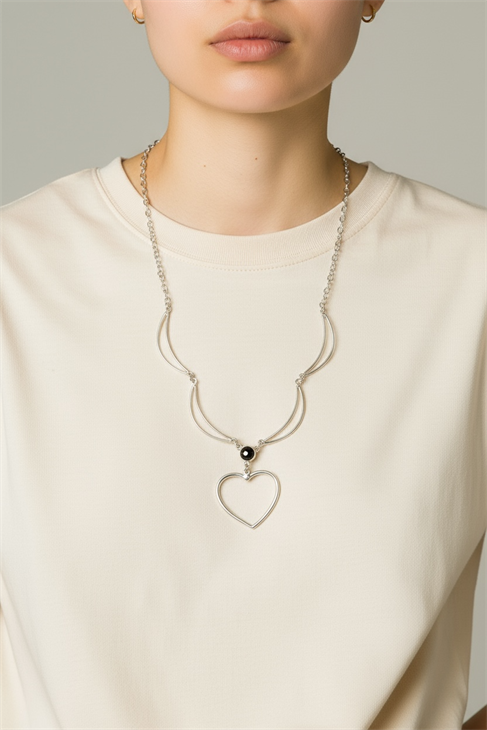 ÖZEL TASARIMLI KALP FİGÜRLÜ SİYAH TAŞ DETAYLI GÜMÜŞ KAPLAMA KOLYE