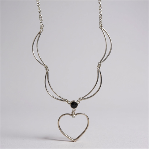 ÖZEL TASARIMLI KALP FİGÜRLÜ SİYAH TAŞ DETAYLI GÜMÜŞ KAPLAMA KOLYE