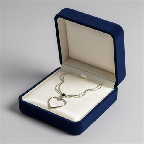 ÖZEL TASARIMLI KALP FİGÜRLÜ SİYAH TAŞ DETAYLI GÜMÜŞ KAPLAMA KOLYE