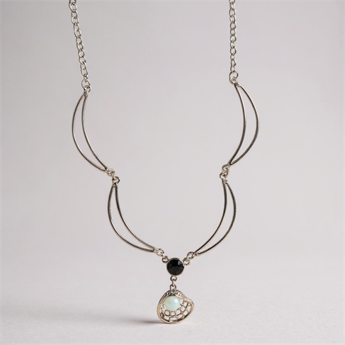 ÖZEL TASARIMLI GÜMÜŞ KAPLAMA DENİZ KABUĞU VE İNCİ DETAYLI ZİNCİR KOLYE