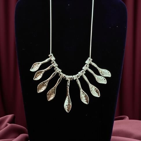 ÖZEL TASARIMLI YAPRAK FİGÜRLÜ GÜMÜŞ KAPLAMA KOLYE