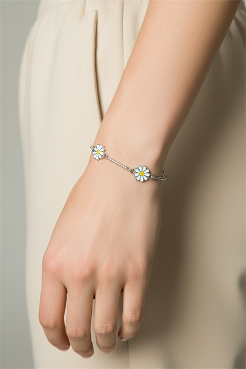 ÖZEL TASARIMLI PAPATYA DETAYLI GÜMÜŞ KAPLAMALI BİLEKLİK