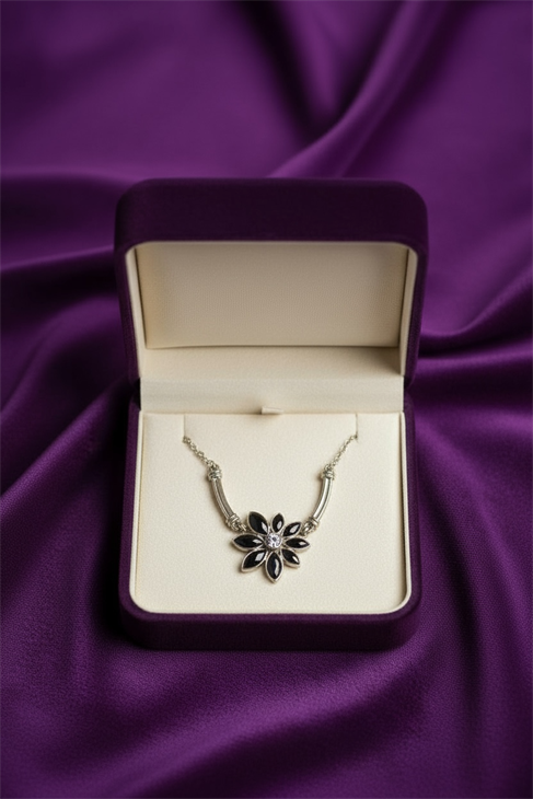 ÖZEL TASARIMLI ÇİÇEK DESENLİ SİYAH VE BEYAZ TAŞLI ZİNCİR KOLYE