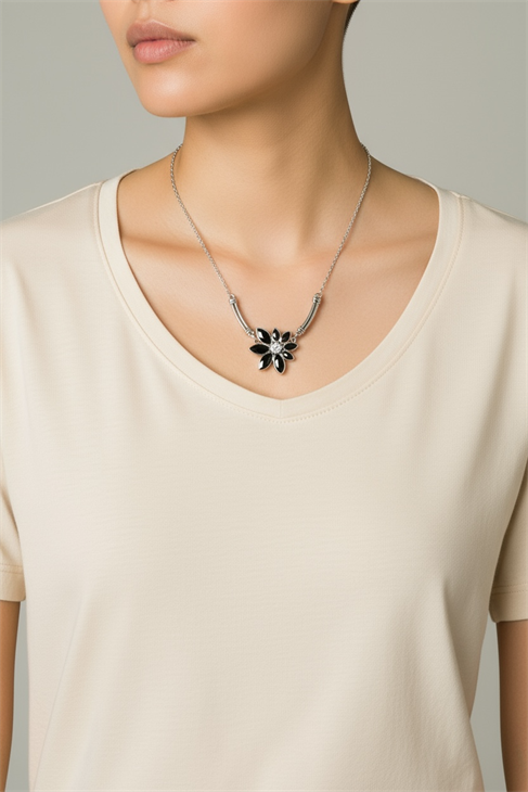 ÖZEL TASARIMLI ÇİÇEK DESENLİ SİYAH VE BEYAZ TAŞLI ZİNCİR KOLYE