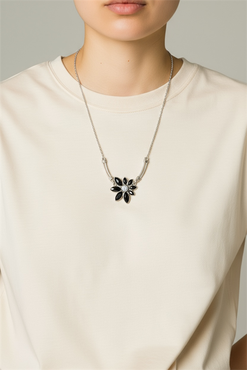 ÖZEL TASARIMLI ÇİÇEK DESENLİ SİYAH VE BEYAZ TAŞLI ZİNCİR KOLYE