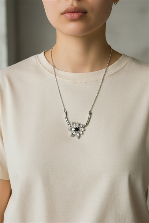 ÖZEL TASARIMLI ÇİÇEK DESENLİ SİYAH VE BEYAZ TAŞLI ZİNCİR KOLYE