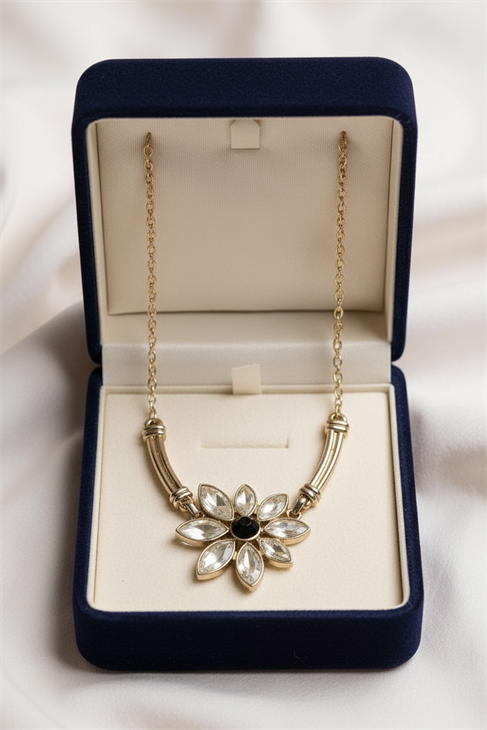 ÖZEL TASARIMLI ÇİÇEK DESENLİ SİYAH VE BEYAZ TAŞLI ZİNCİR KOLYE