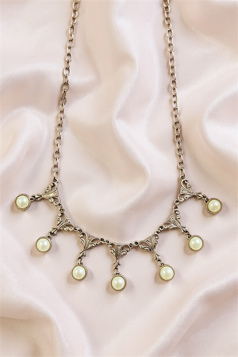 GÜMÜŞ KAPLAMALI İNCİ DETAYLI GERDANLIK TASARIMLI  ZİNCİR KOLYE