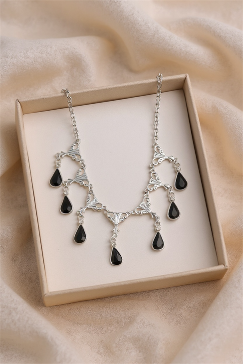 ÖZEL TASARIMLI SİYAH DAMLA TAŞ FİGÜRLÜ GÜMÜŞ KAPLAMA GERDANLIK KOLYE