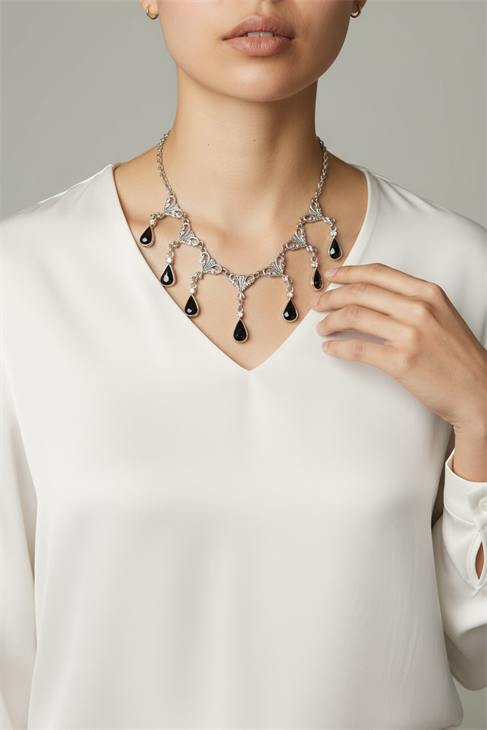 ÖZEL TASARIMLI SİYAH DAMLA TAŞ FİGÜRLÜ GÜMÜŞ KAPLAMA GERDANLIK KOLYE