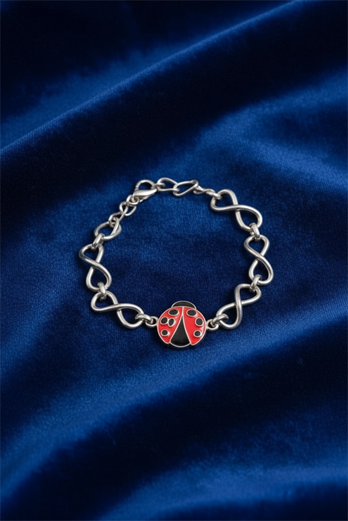 ÖZEL TASARIMLI GÜMÜŞ KAPLAMALI UĞUR BÖCEKLİ ZİNCİR BİLEKLİK