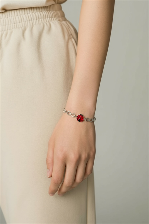 ÖZEL TASARIMLI GÜMÜŞ KAPLAMALI UĞUR BÖCEKLİ ZİNCİR BİLEKLİK